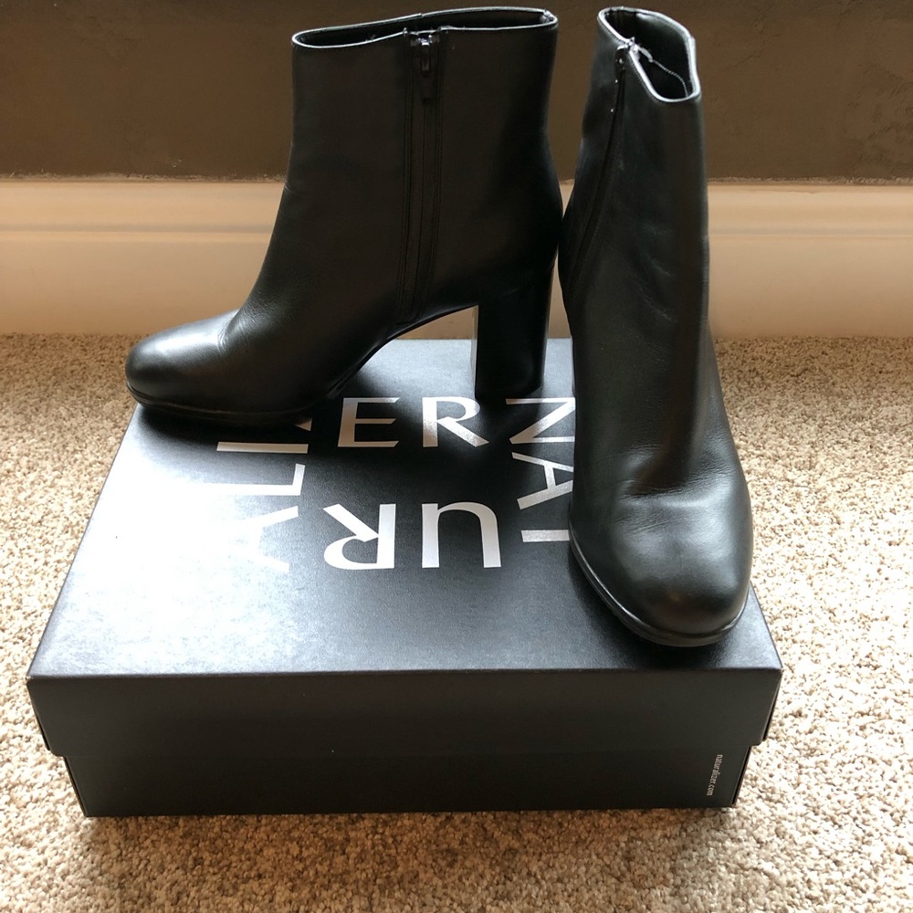 NATURALIZER BLACK LEATHER BOOTIE